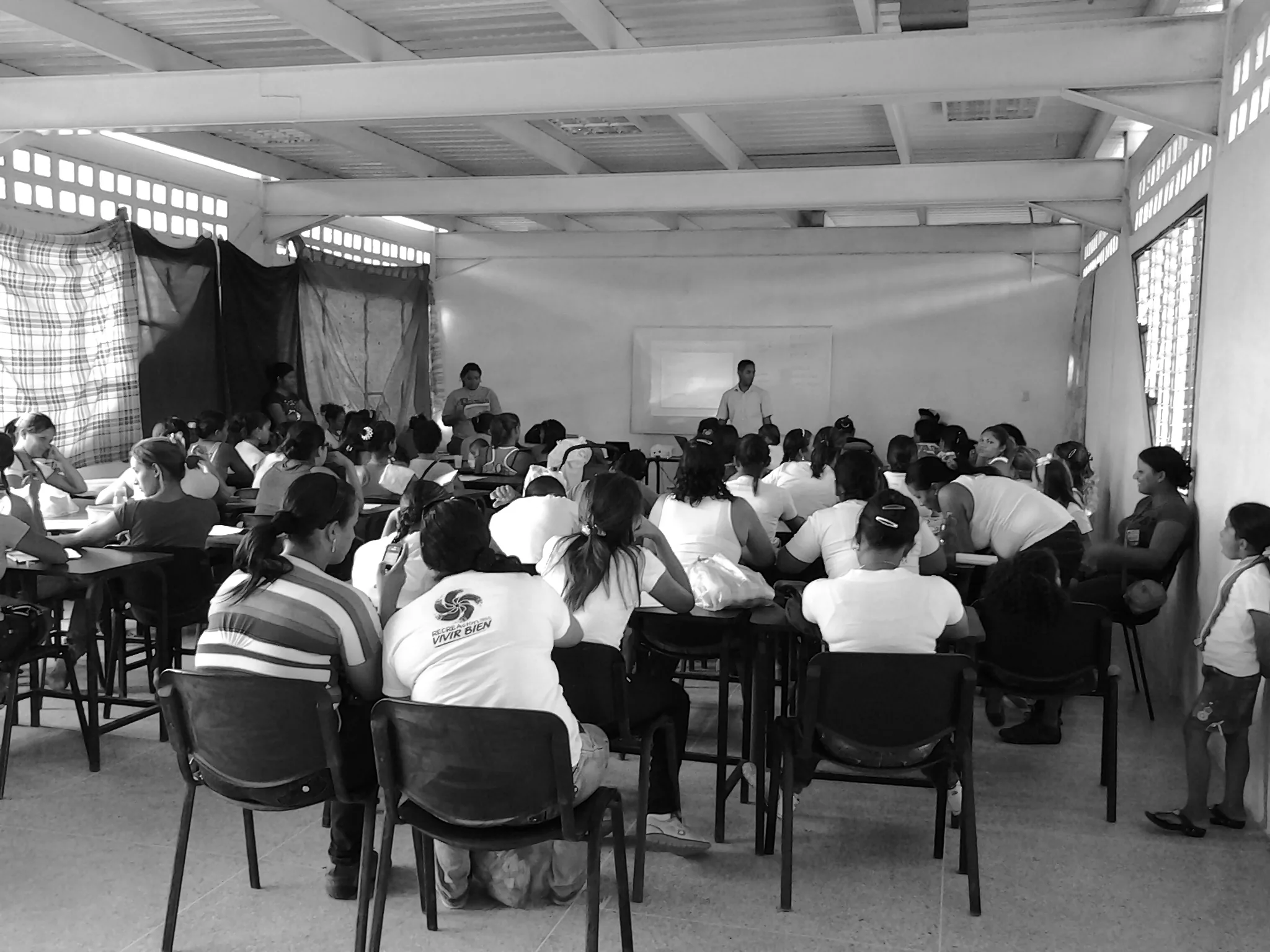 Salle de classe pleine d’adultes au Venezuela, photographie d’archive en noir et blanc