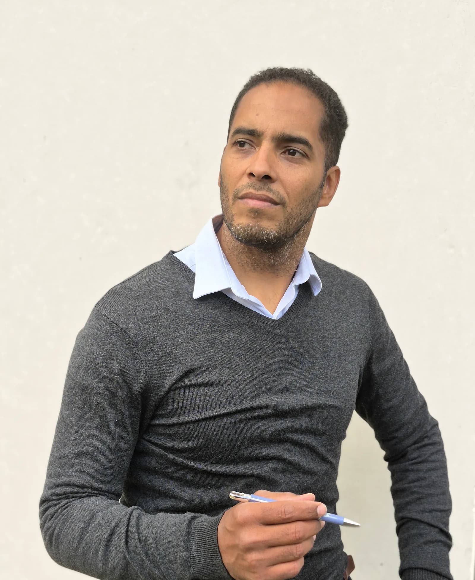 Yurniel Lahera, professeur d’espagnol, debout devant un mur clair, un stylo à la main